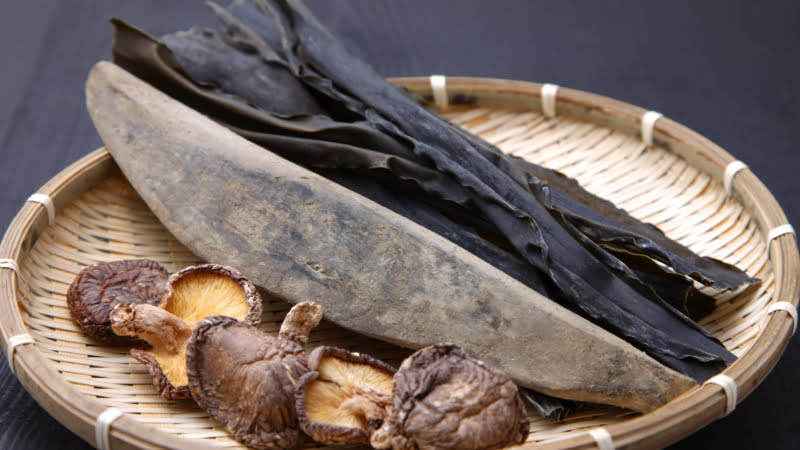 Ingrediënten voor dashi: gedroogde shi-i-take, bonito en kombu zeewier