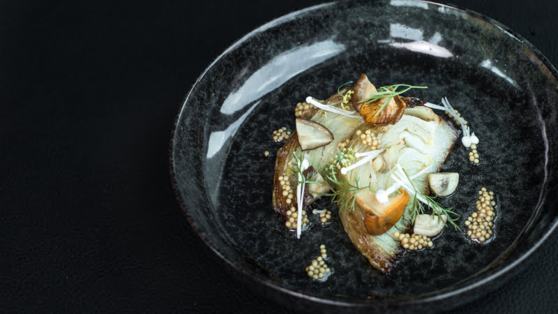 In de oven geroosterde witte kool met mosterd, geserveerd in de skybar van VANE