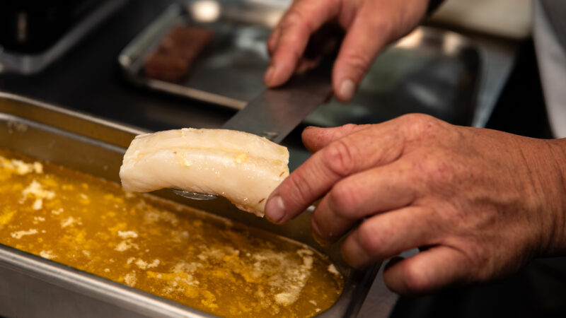 Geportioneerde heilbot in witte wijn en boter