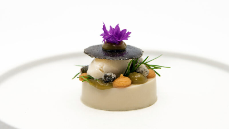 Crémeux en ijs van banaan, misokaramel, pistache en pastille van drop.