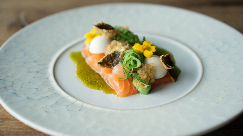 Oosters gemarineerde zalm, snijboon, tom yam, krokant zeewier