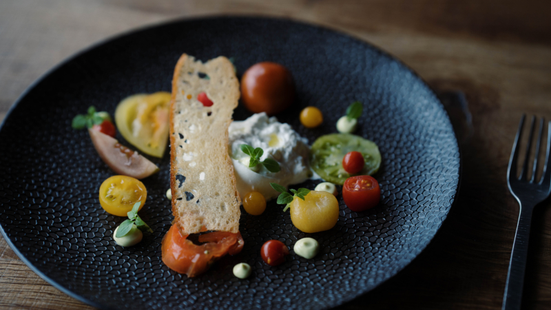 Burrata caprese bij Bib Gourmand-restaurant De Ertepeller in Papendrecht
