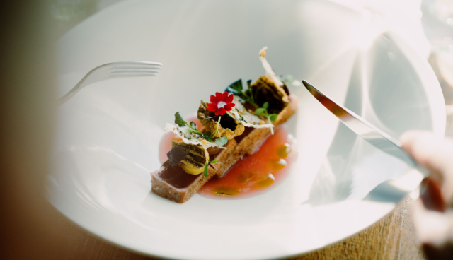 Tonijn, rode ui, Aziatische krokante salade, Thaise basilicum
