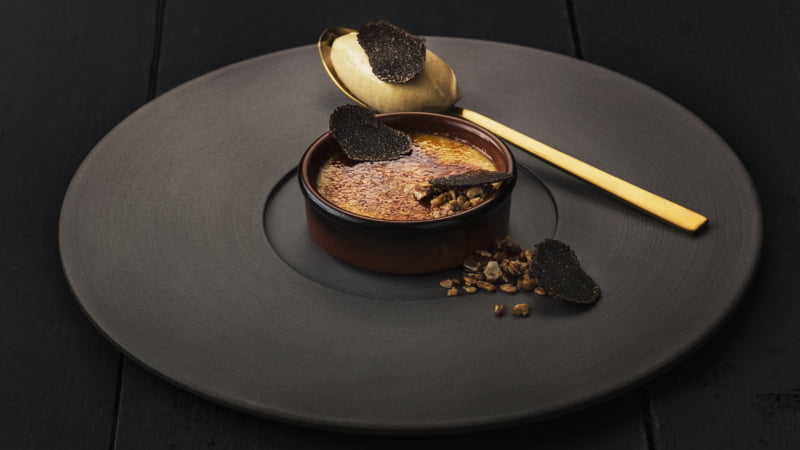 Crème brûlée van aardpeer met zwarte wintertruffel