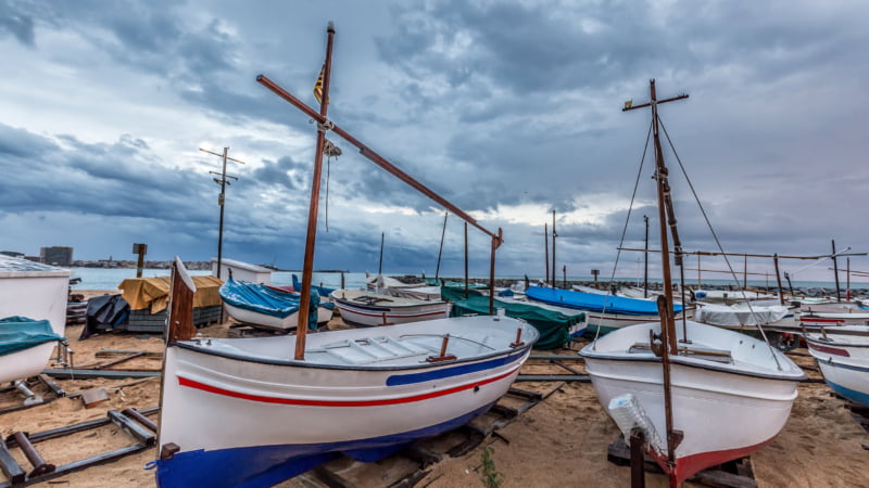 Kleine vissersboten op het strand in Palamos aan de Costa Brava in Spanje