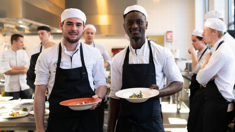 Bjorn Schimpf van FG restaurant en Samuka Kenneh van Aan de Poel