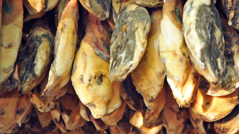 De ham wordt gezouten, gerust, gedroogd en maandenlang gerijpt