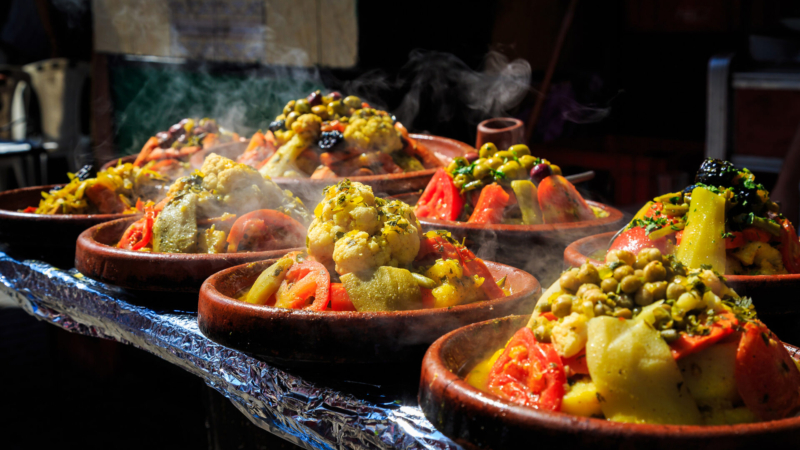 Tajine gevuld met gestoofde groenten