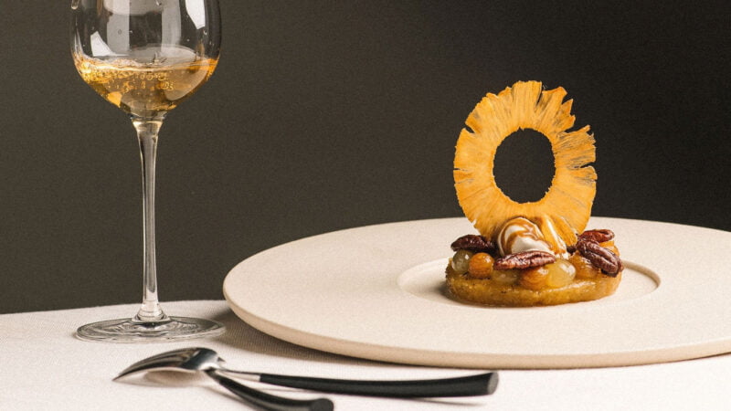 BBQ ananas, umeboshi, gesuikerde pecannoten en ijs van Chai spices