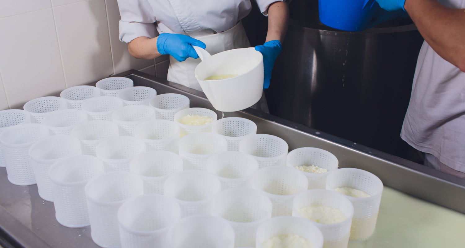 De ricotta wordt in de vormen geschept