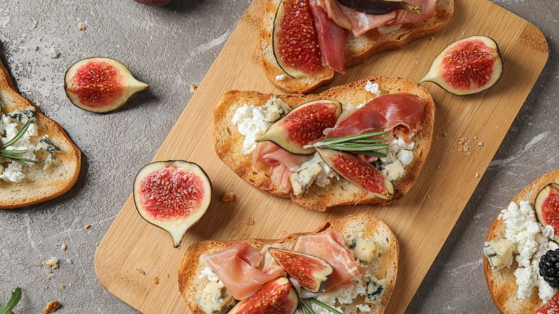 Bruschetta met vijgen, gedroogde ham en ricotta
