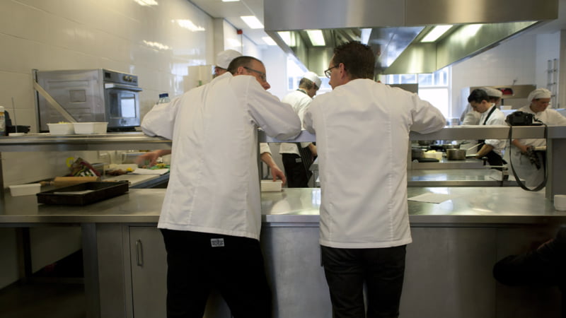 SVH Meesterkoks Theo van Rensch en Onno Kokmeijer tijdens les Sterklas