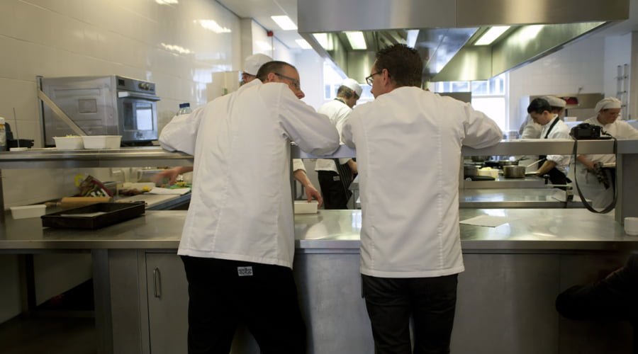 SVH Meesterkoks Theo van Rensch en Onno Kokmeijer tijdens les Sterklas