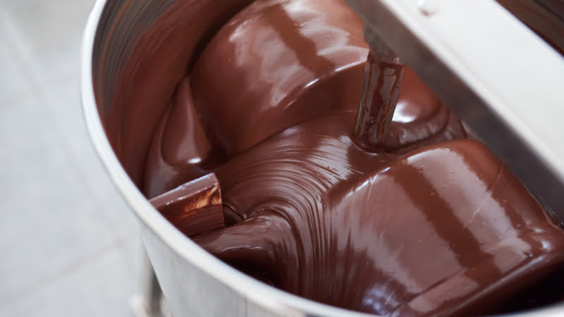 Machinaal tempereren: machine gevult met chocoladecouverture