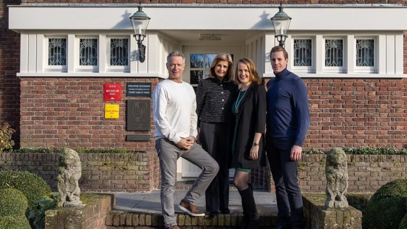 Chef Jannis en gastvrouw Claudia Brevet samen met chef Jeroen Achtien en zijn partner Sanne Achtien