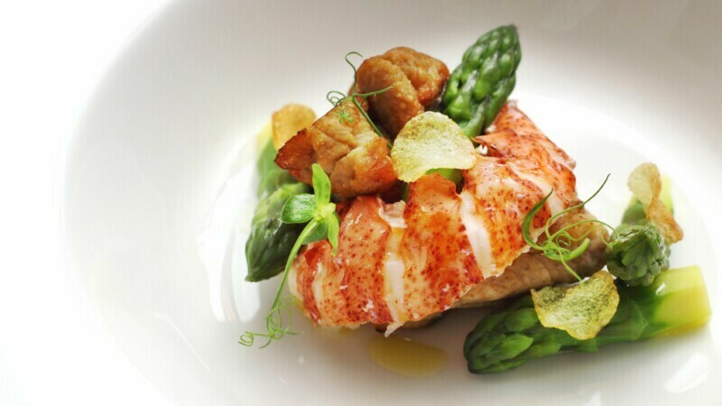 Krokant gebakken zwezerik met kreeft en groene asperge